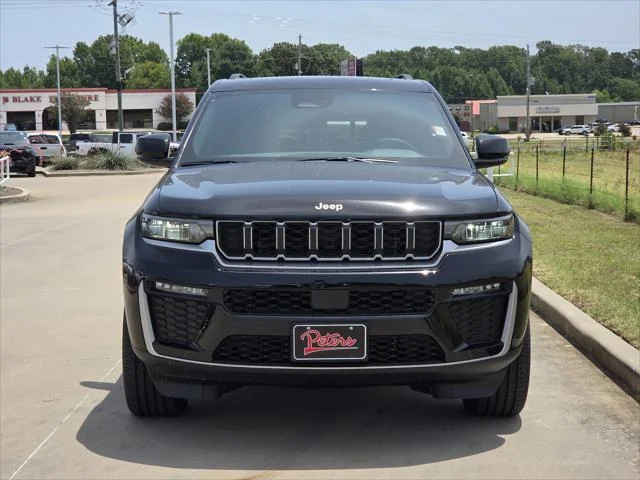 New 2026 Diamond Black Crystal Pearl-Coat Exterior Paint Jeep Limited image 2