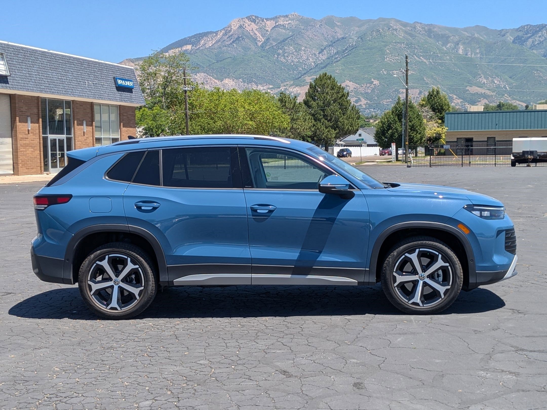 Used 2025 Monterey Blue Pearl Volkswagen SE image 2