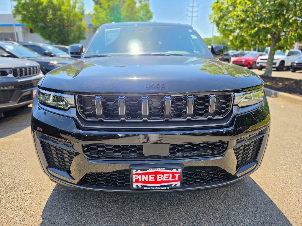 New 2026 Diamond Black Crystal Pearl-Coat Exterior Paint Jeep Altitude image 7