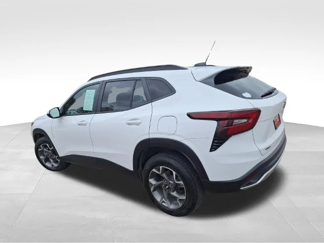 Used 2025 White Chevrolet LT image 5
