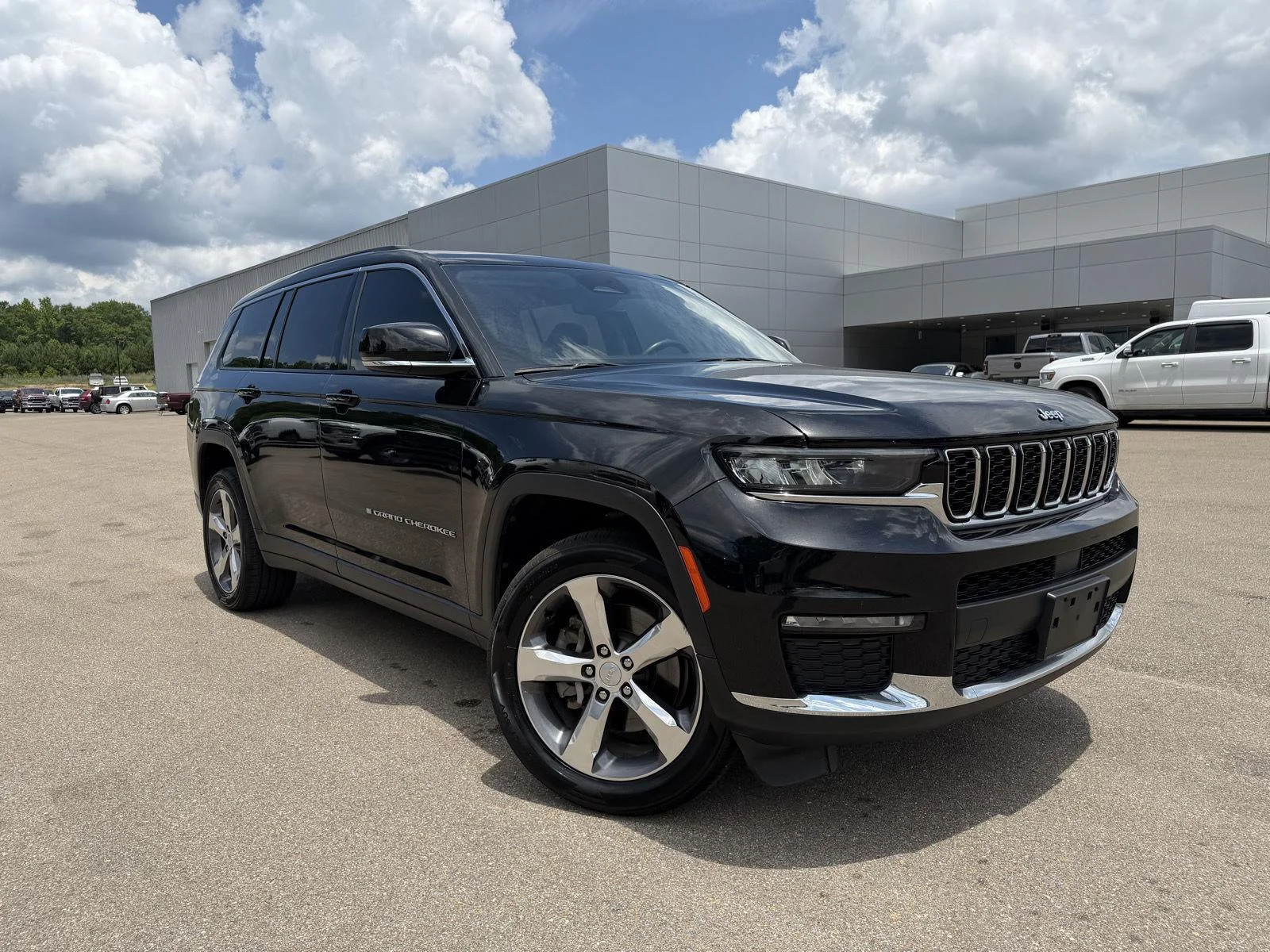 Used 2021 Diamond Black Crystal Pearlcoat Jeep Limited image 3