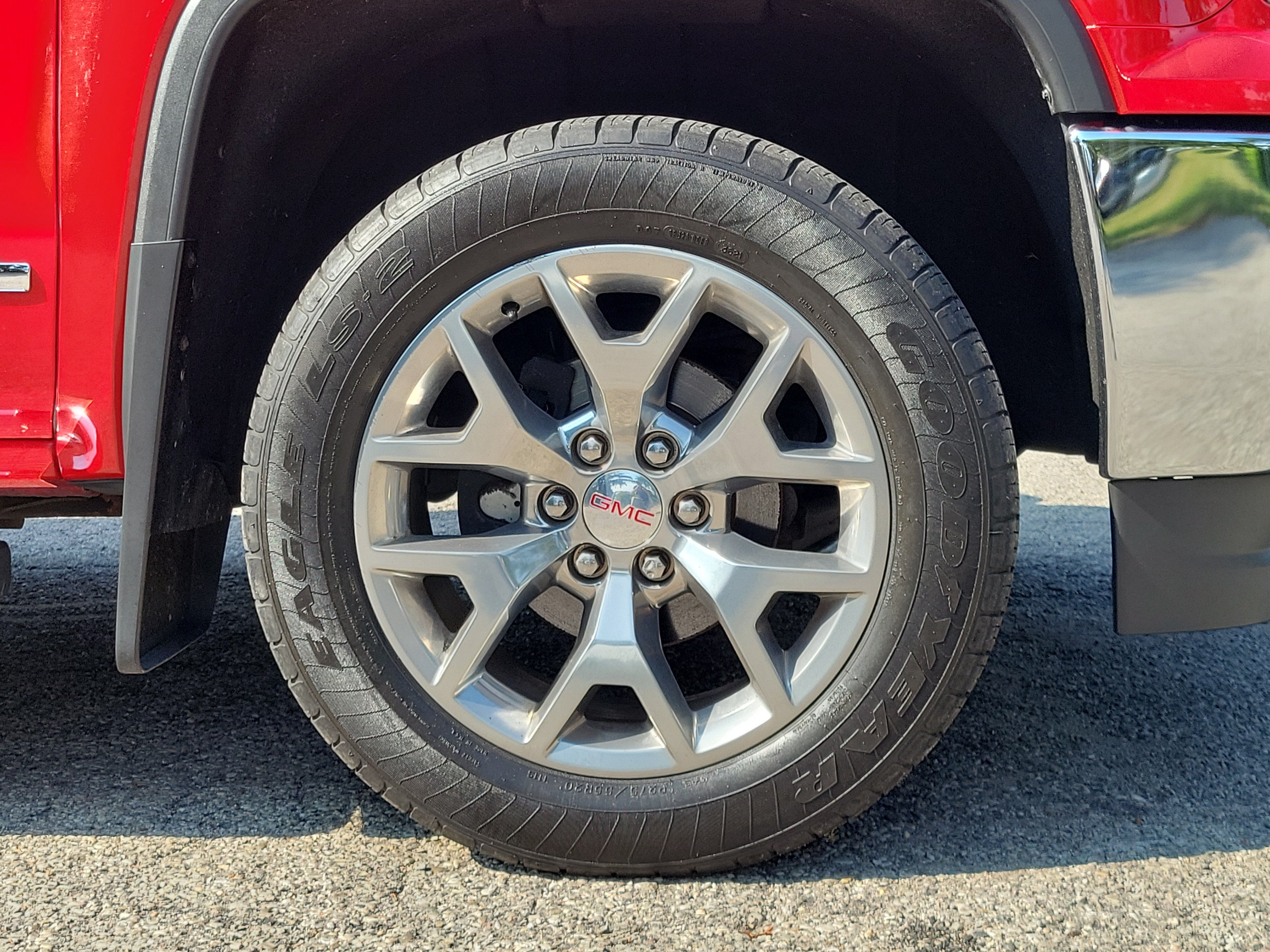 Used 2018 Cardinal Red GMC SLT image 5