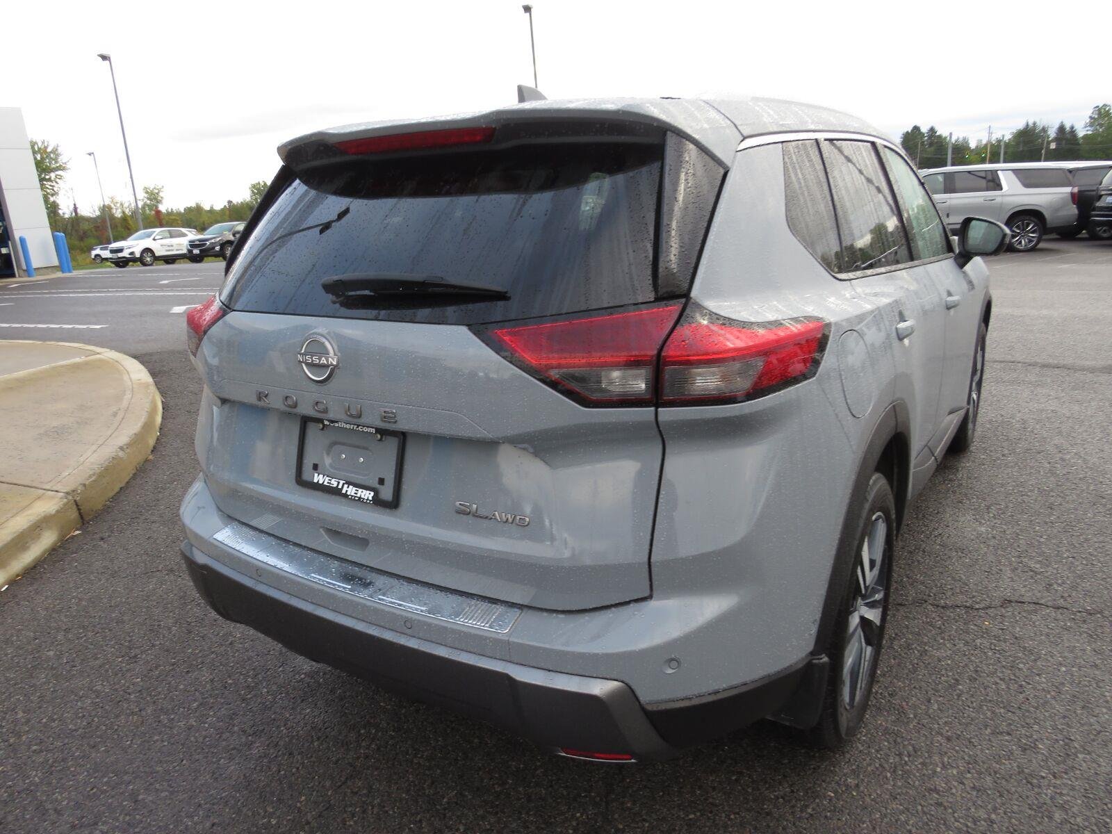 Used 2024 Boulder Gray Pearl Nissan SL image 7