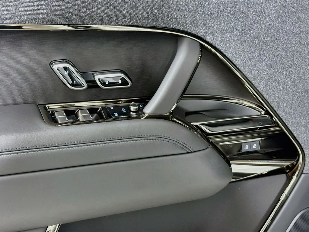 New 2027 Fuji White Land Rover Dynamic SE image 18