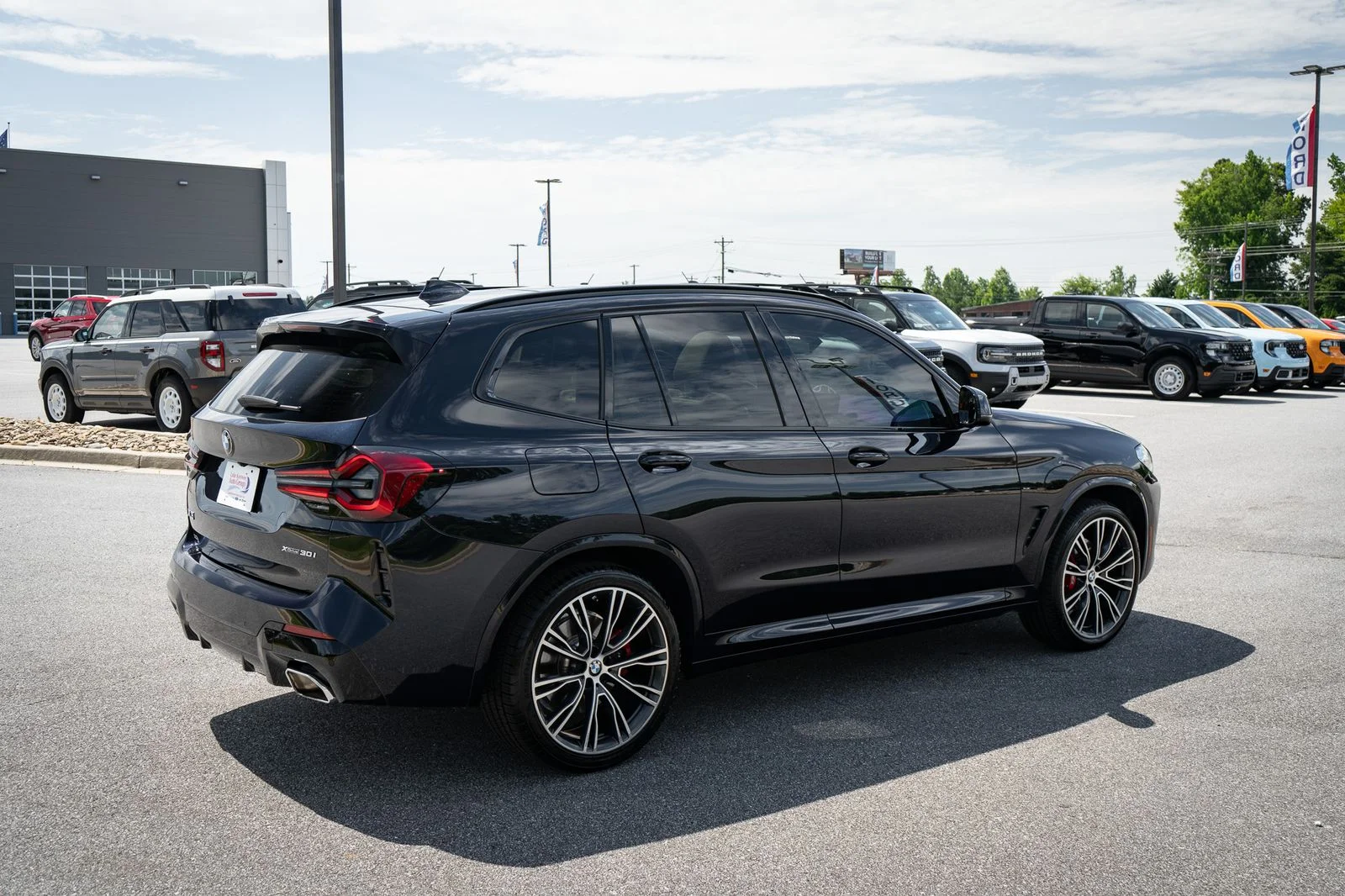 Used 2022 Black BMW xDrive30i image 10