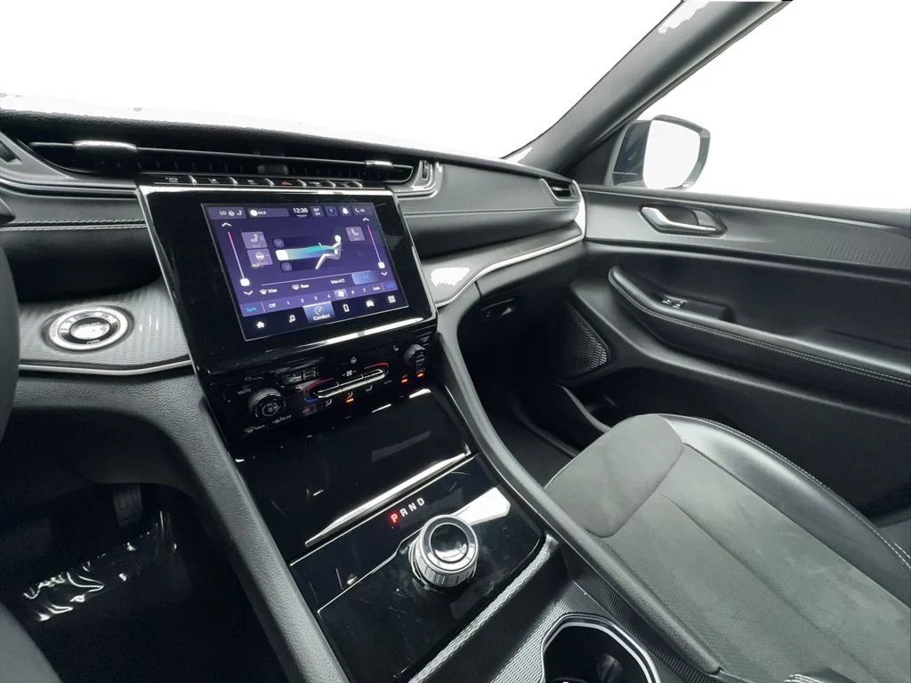 Used 2024 White/off-white Jeep Altitude image 41