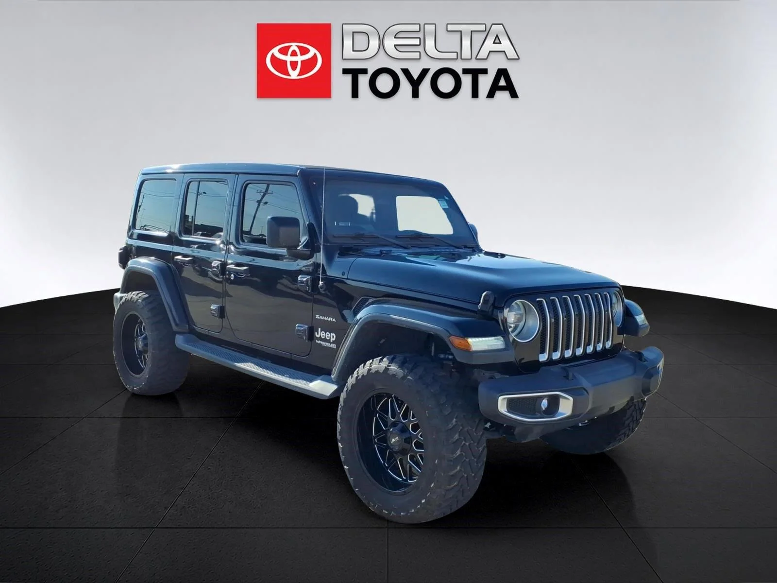 Used 2018 Black Jeep Sahara image 7