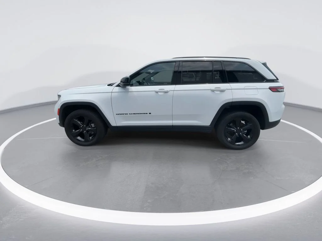 Used 2025 White Jeep Limited image 5