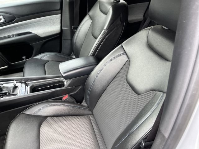 Used 2024 Silver Zynith Metallic Clearcoat Jeep Latitude image 12