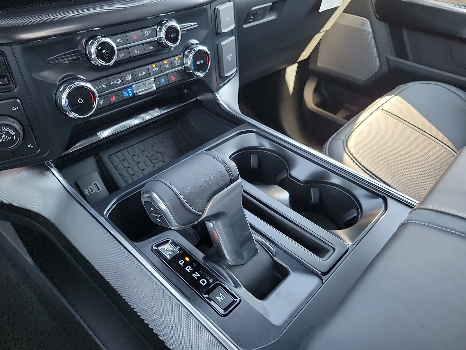 New 2026 Agate Black Metallic Ford Platinum&reg; image 18