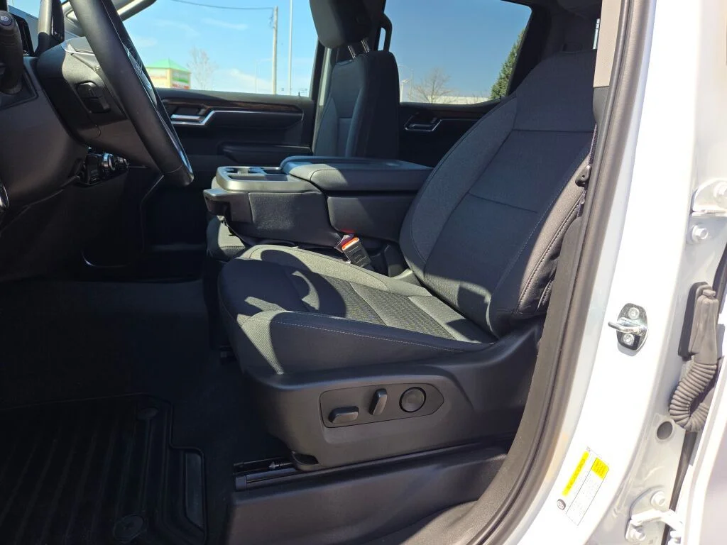 Used 2023 White GMC SLE image 23