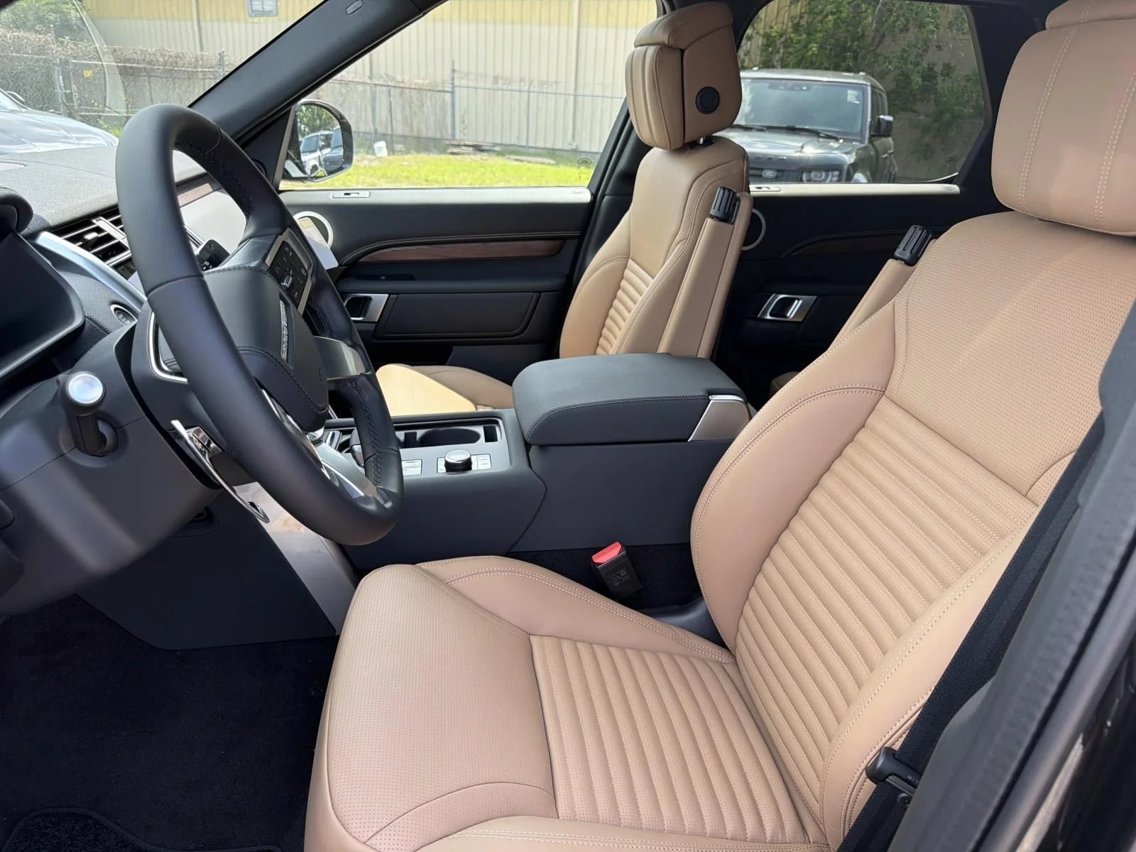 New 2026 Santorini Black Land Rover Dynamic SE image 10