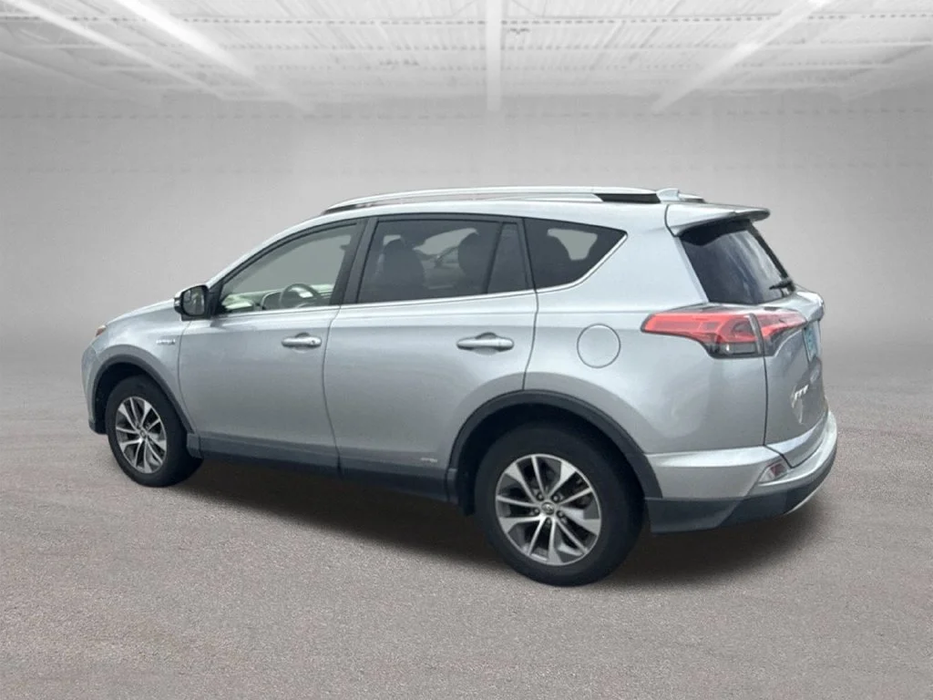 Used 2017 Silver Toyota XLE image 3