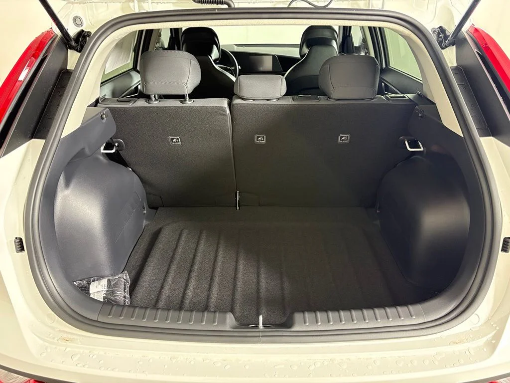 New 2026 Snow White Pearl Kia LX image 18