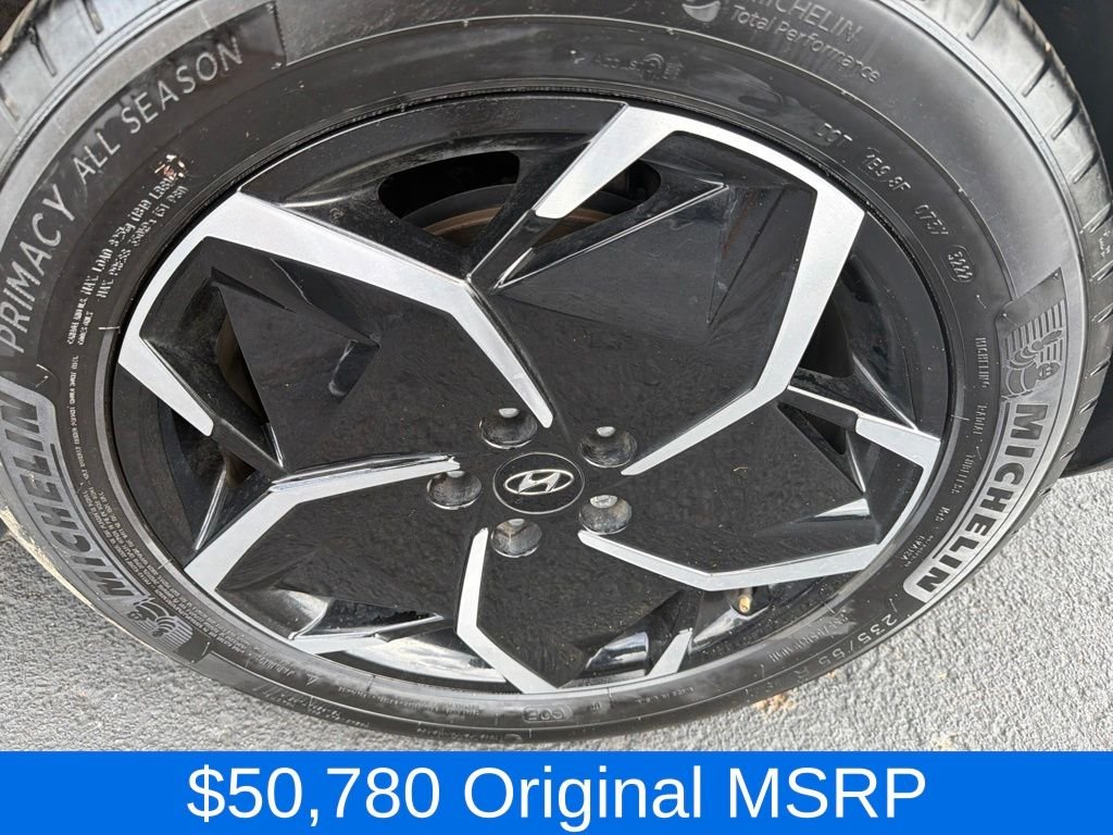 Used 2023 Black Hyundai SE image 11