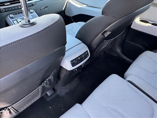 Used 2023 White Hyundai SE image 12
