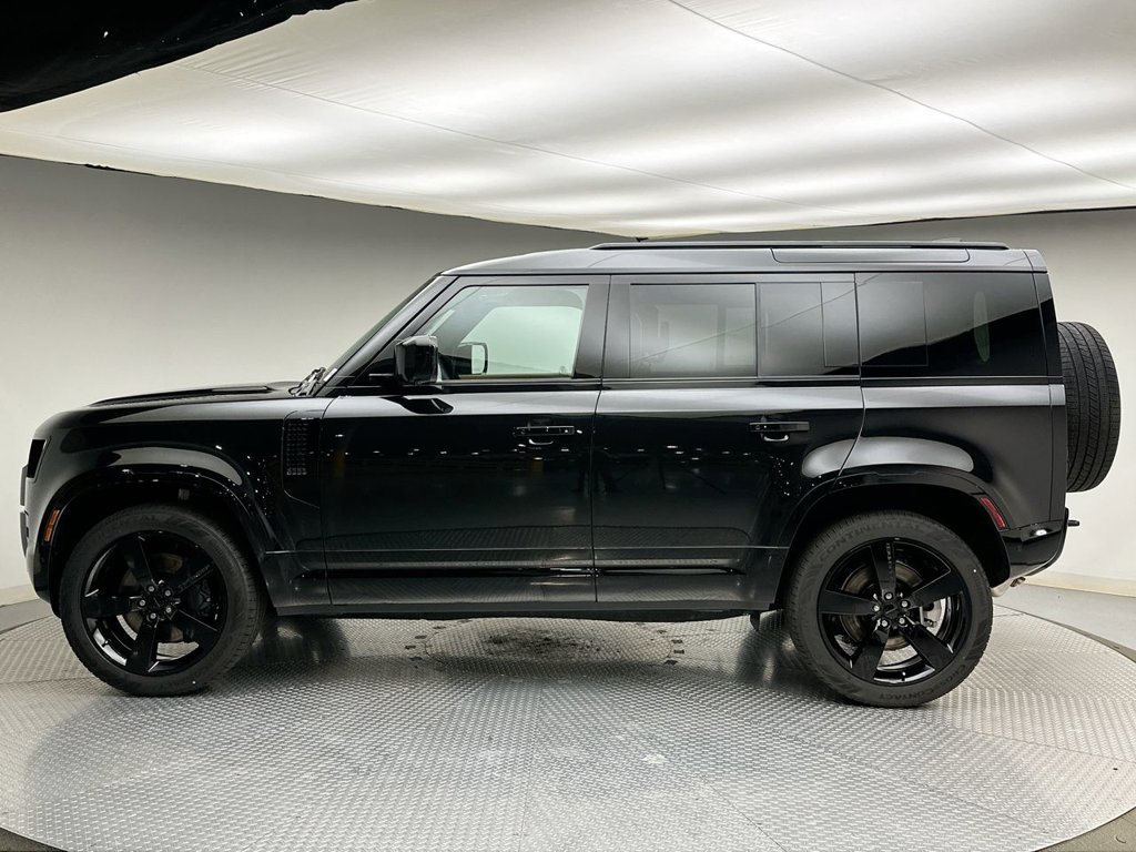 New 2026 Santorini Black Land Rover X-Dynamic SE image 2
