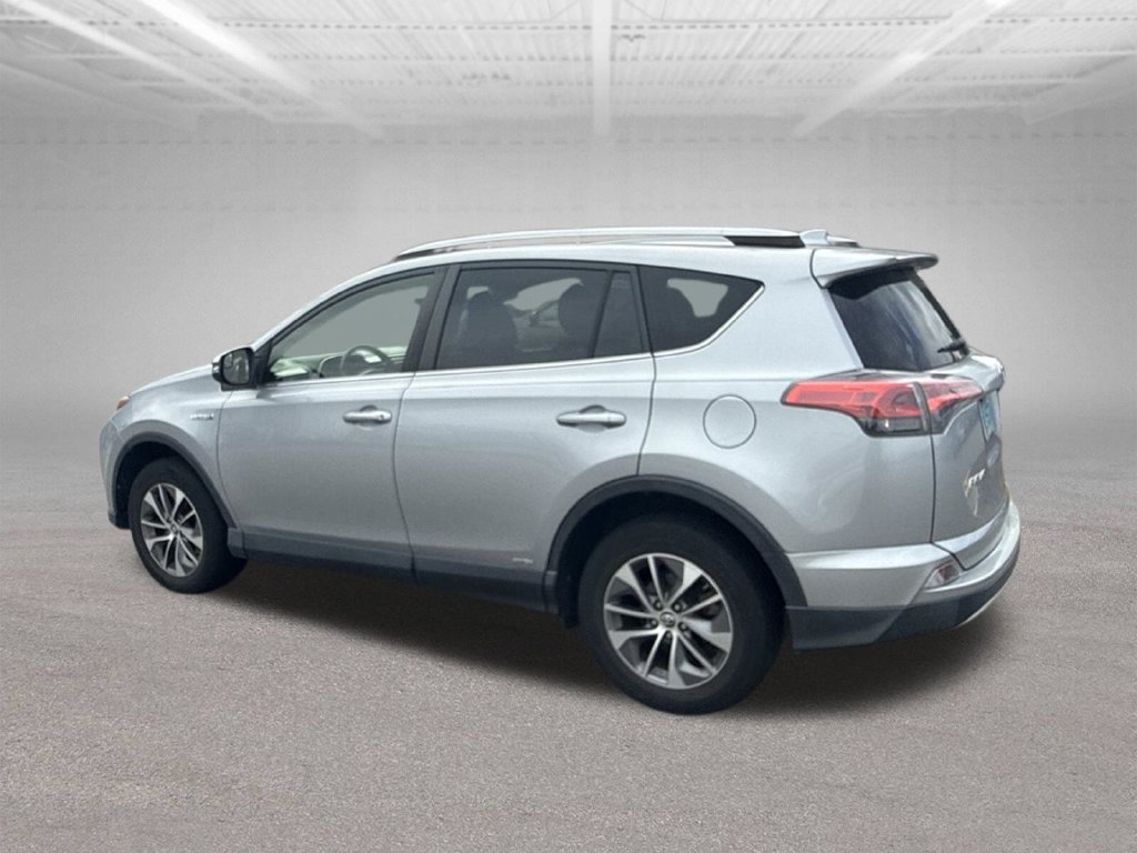 Used 2017 Silver Toyota XLE image 3