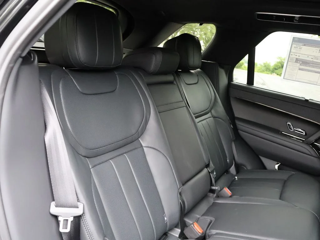 New 2026 Santorini Black Metallic Land Rover Dynamic SE image 12