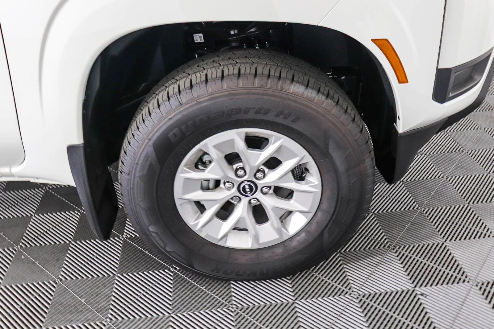 New 2025 Glacier White Nissan Crew Cab S image 11