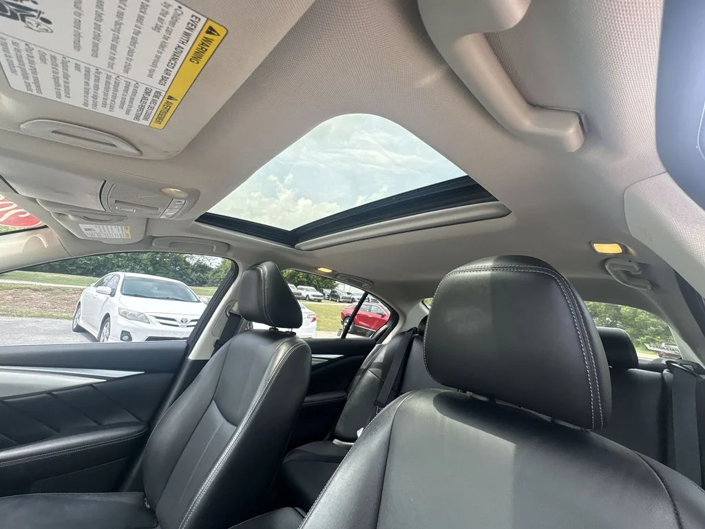 Used 2023 White INFINITI LUXE image 16