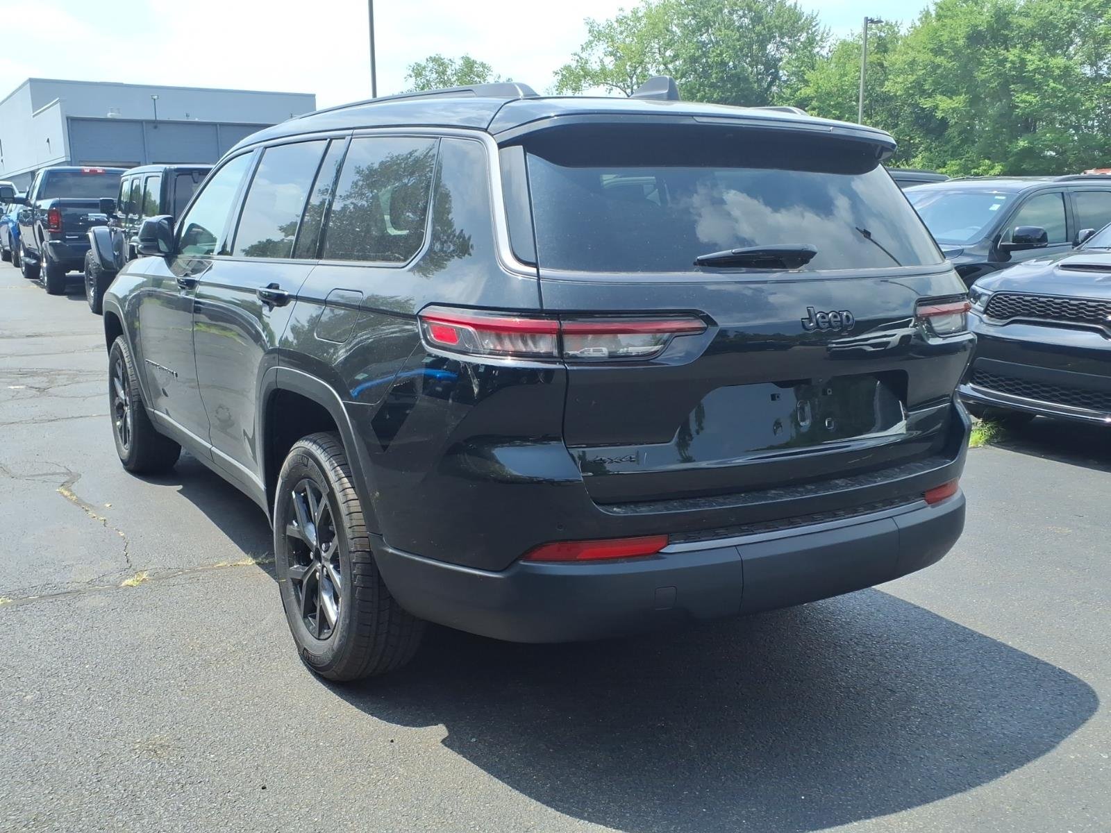 New 2026 Diamond Black Crystal Pearl-Coat Exterior Paint Jeep Laredo image 4