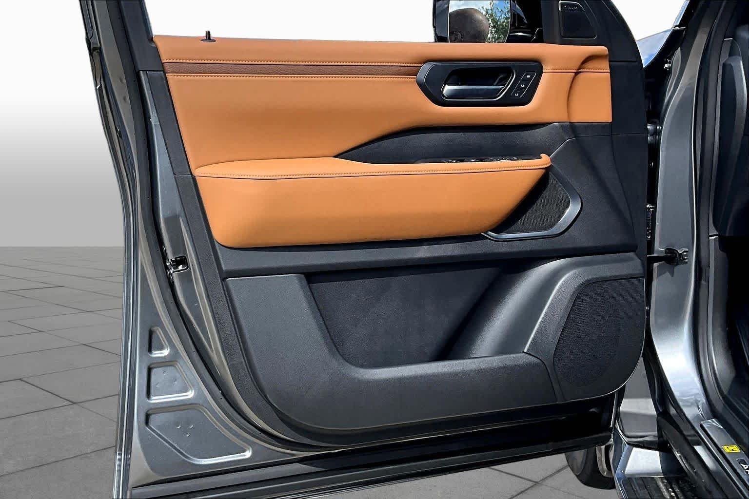 New 2026 Gun Metallic / Super Black Two-tone Nissan Platinum Reserve image 16