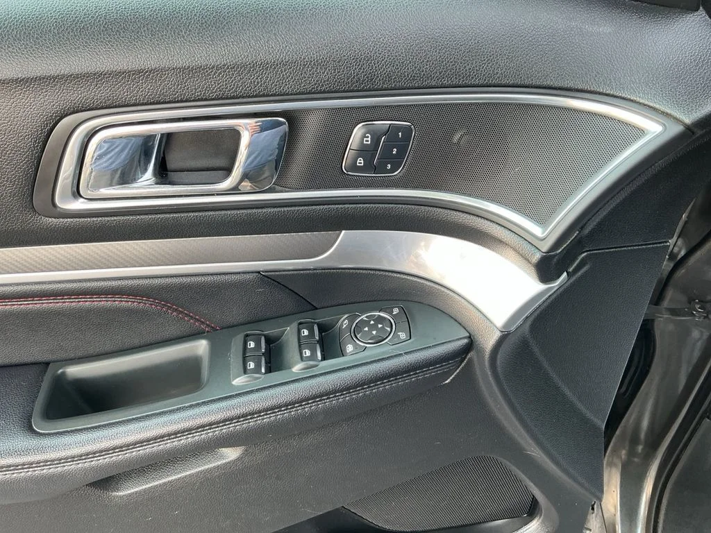 Used 2018 Gray Ford Sport image 10