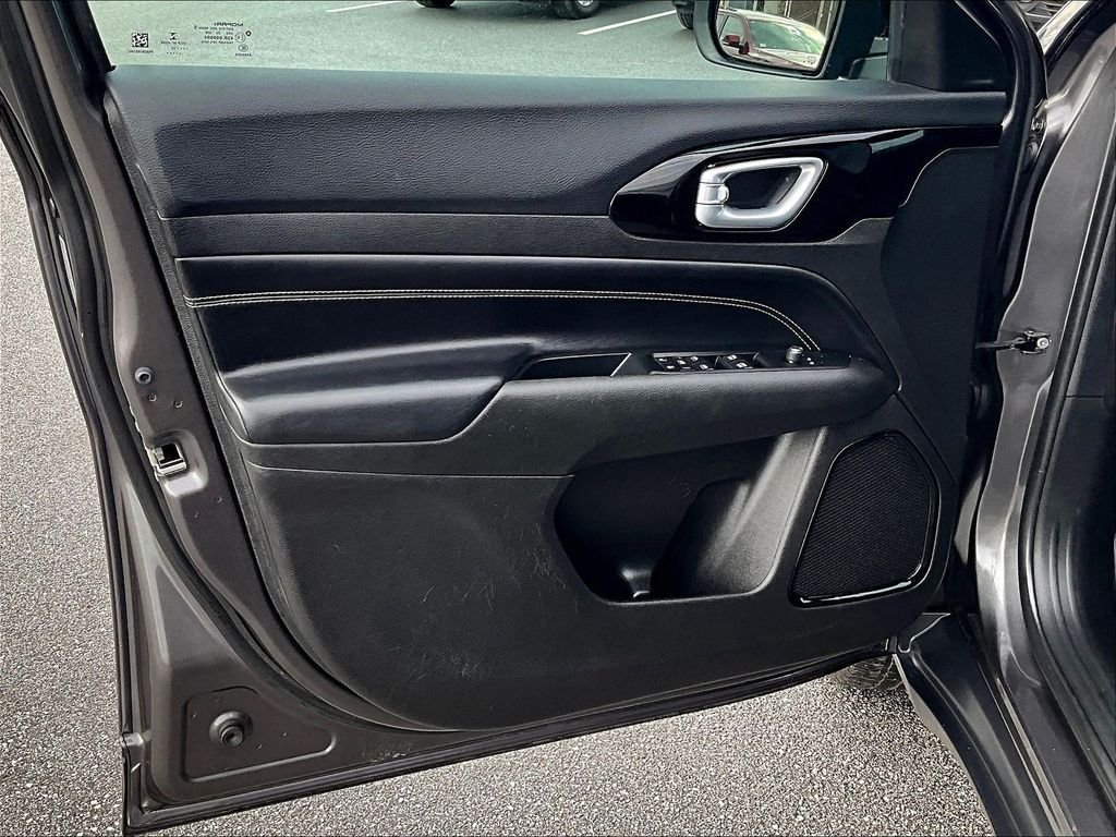 Used 2022 Gray Jeep Latitude image 9