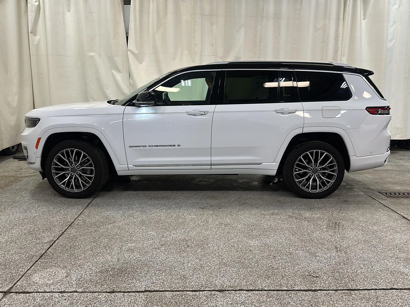 Used 2023 Bright White Clearcoat Jeep Summit Reserve image 2