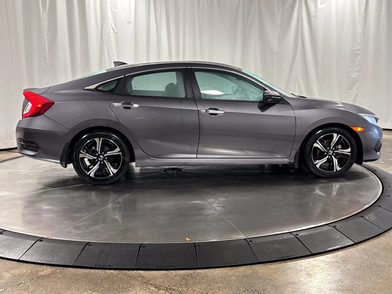 Used 2016  Honda Touring image 6