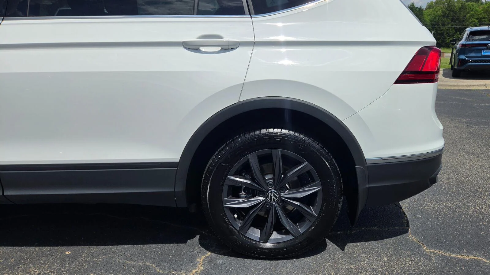 Certified Used 2022 Pure White Volkswagen SE image 14