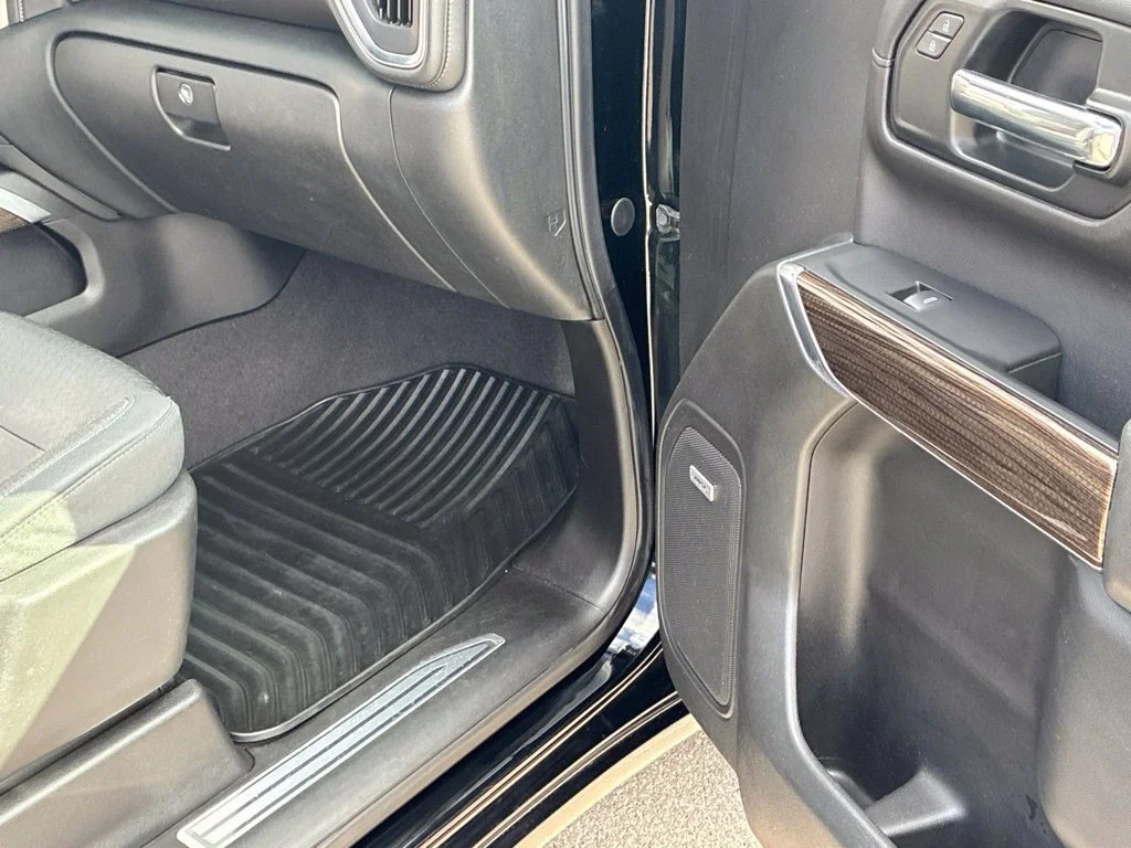 Used 2019 BLACK Chevrolet RST image 30