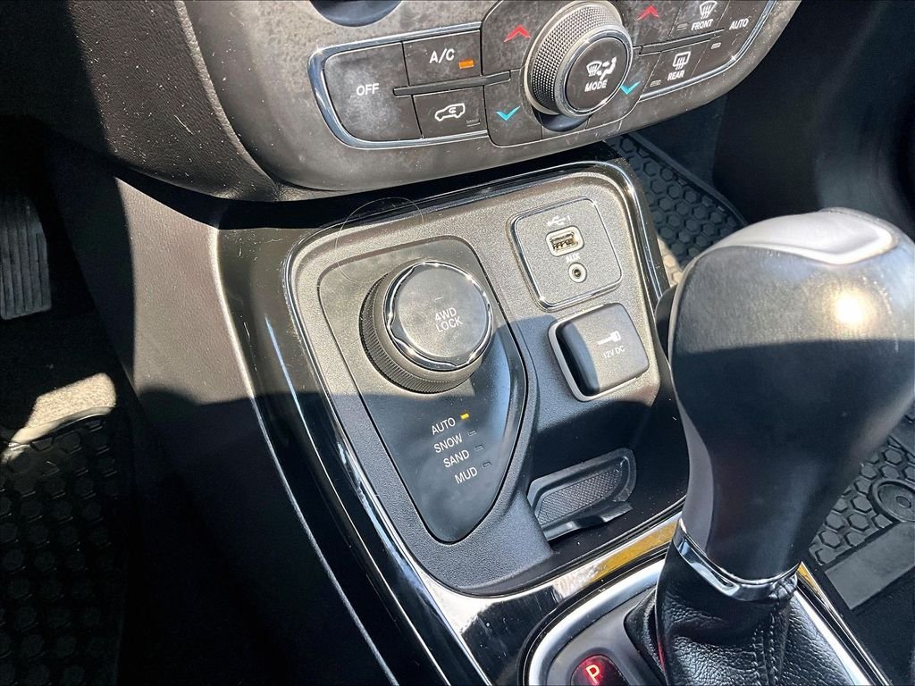 Used 2019 White Jeep Latitude image 27