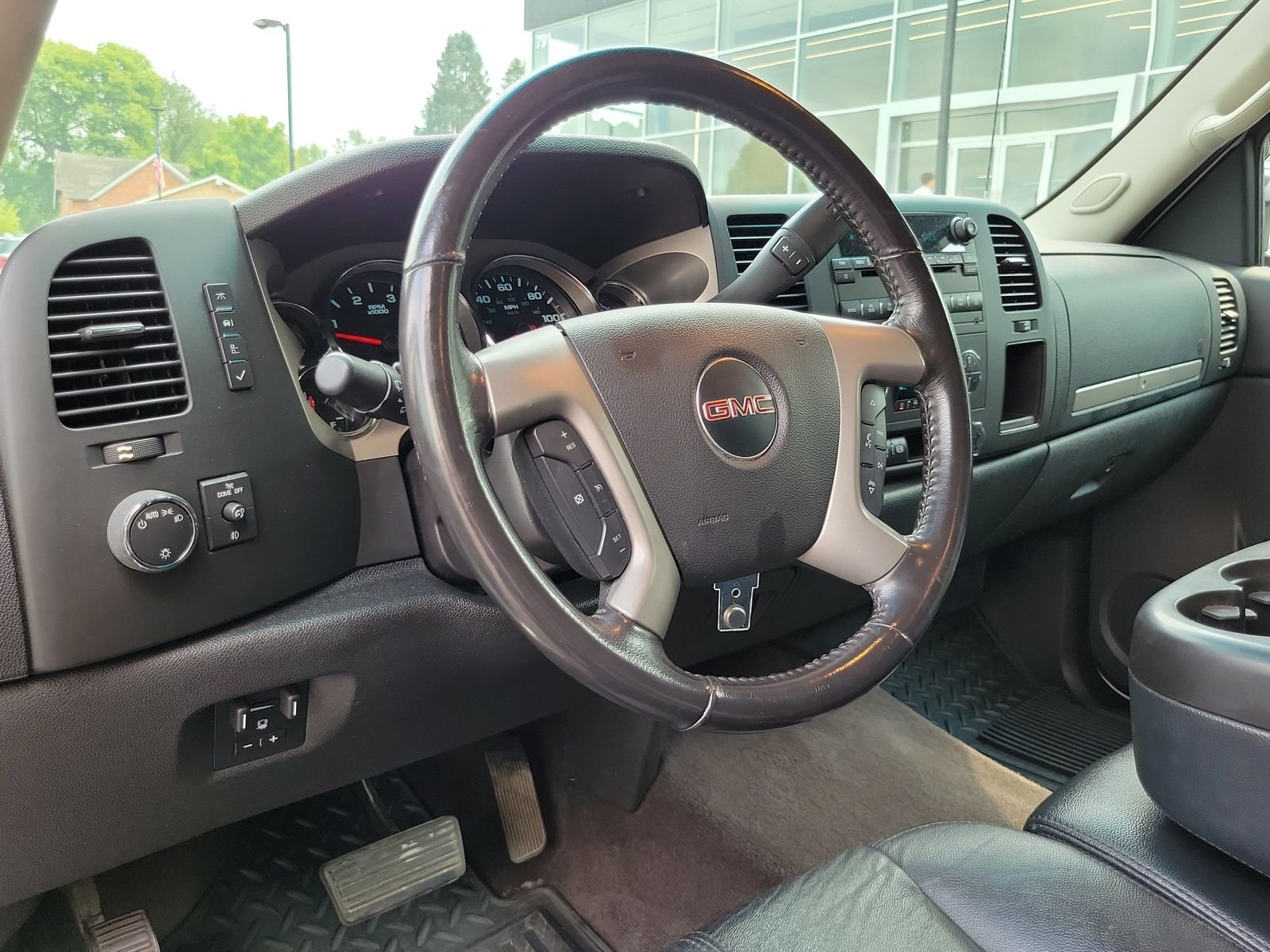 Used 2013 White GMC SLE image 11