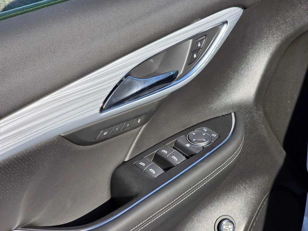 New 2026 Iridescent White Tricoat Buick Avenir image 13