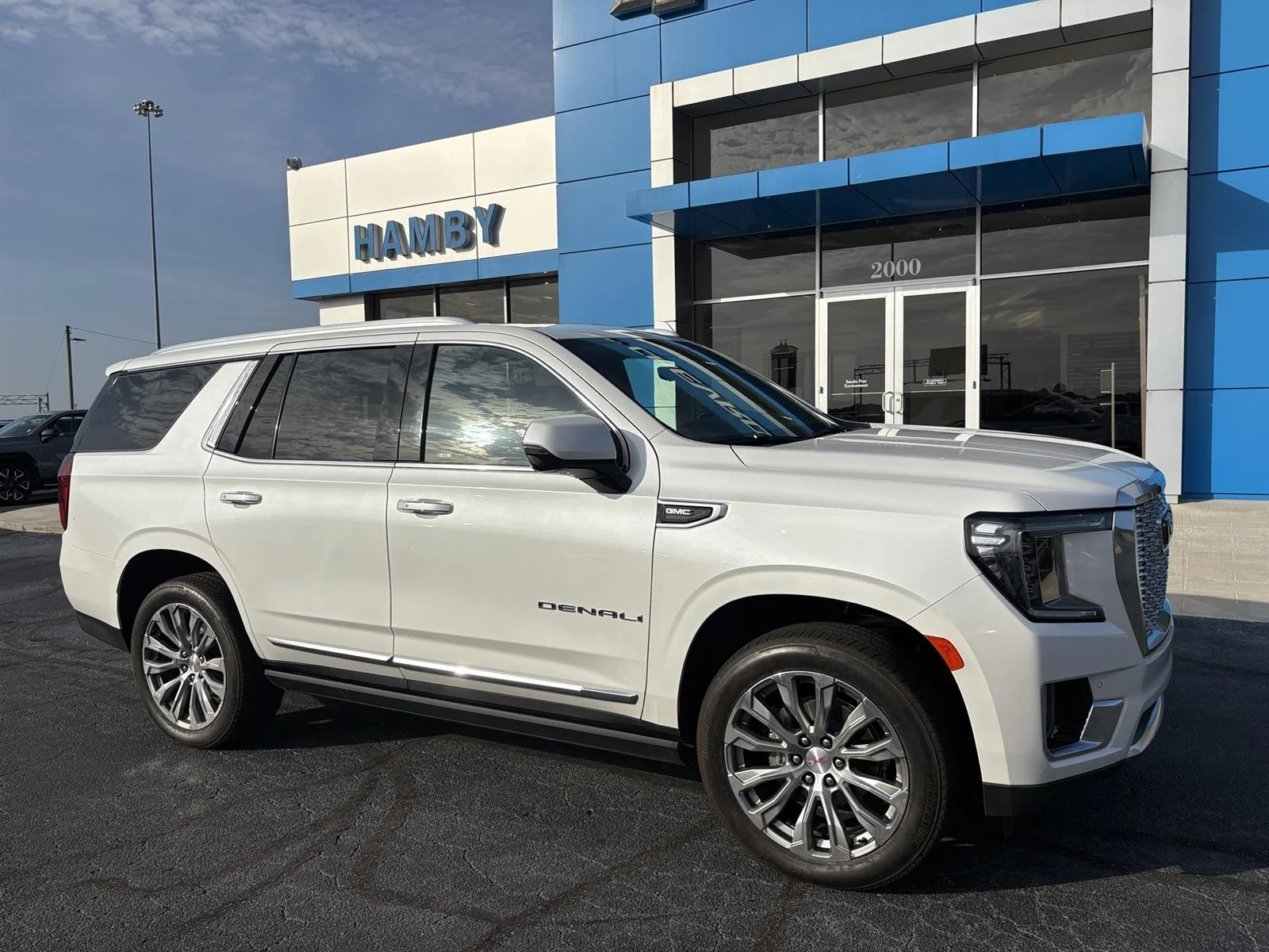 Used 2021 WHITE FROST TRICOAT GMC Denali image 1