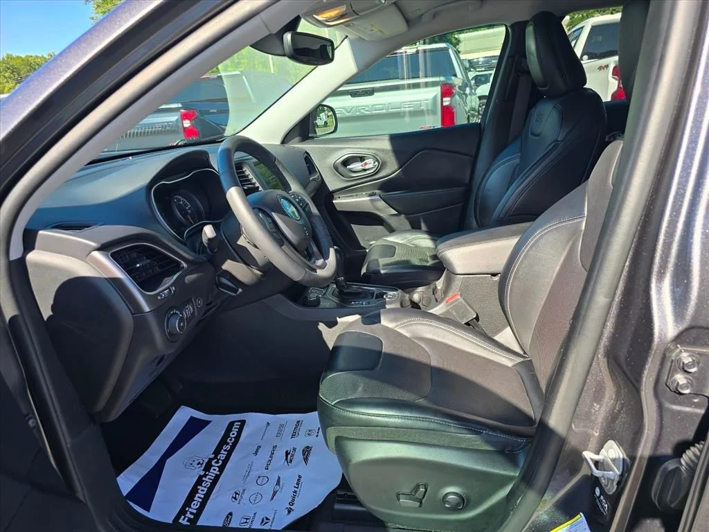 Used 2022 Gray Jeep Latitude Lux image 9