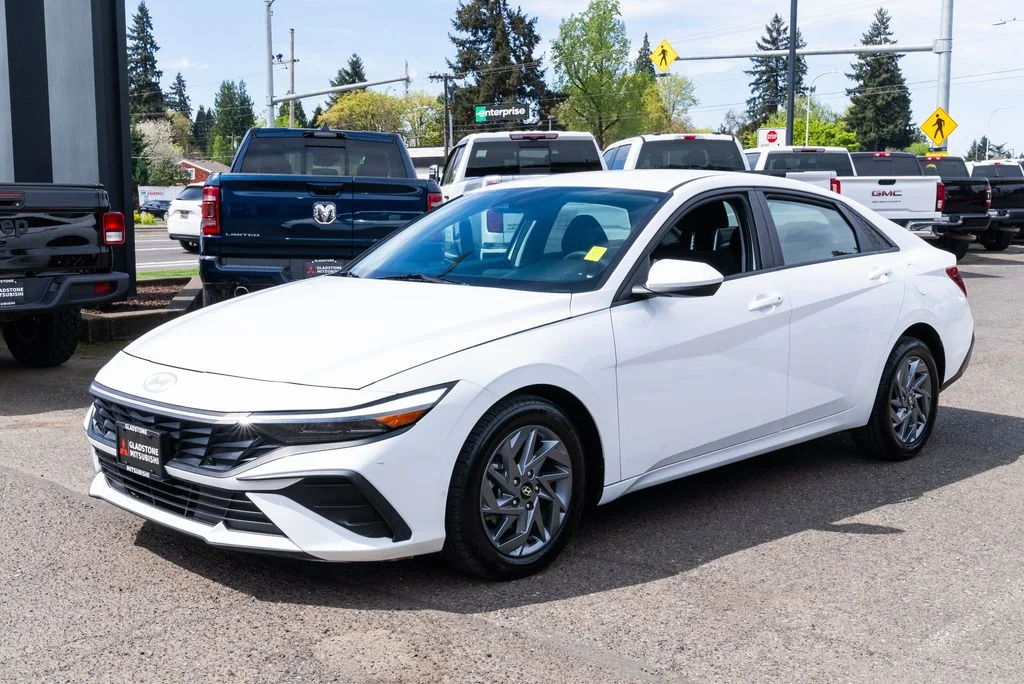 Used 2024 White Hyundai SEL image 3