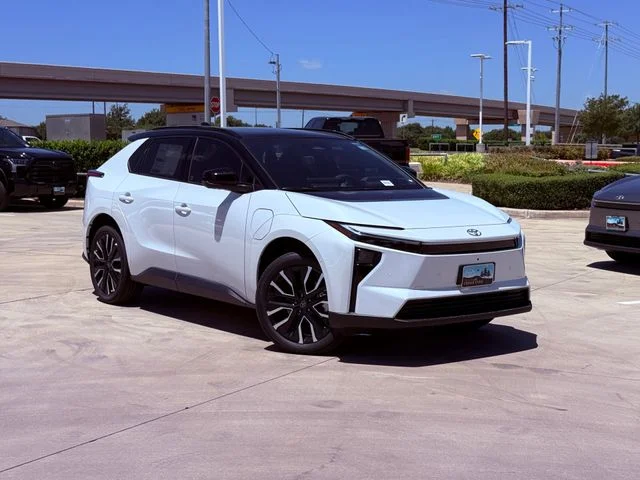 New 2026 Wind Chill Pearl with Midnight Black Metallic roof Toyota Limited image 28