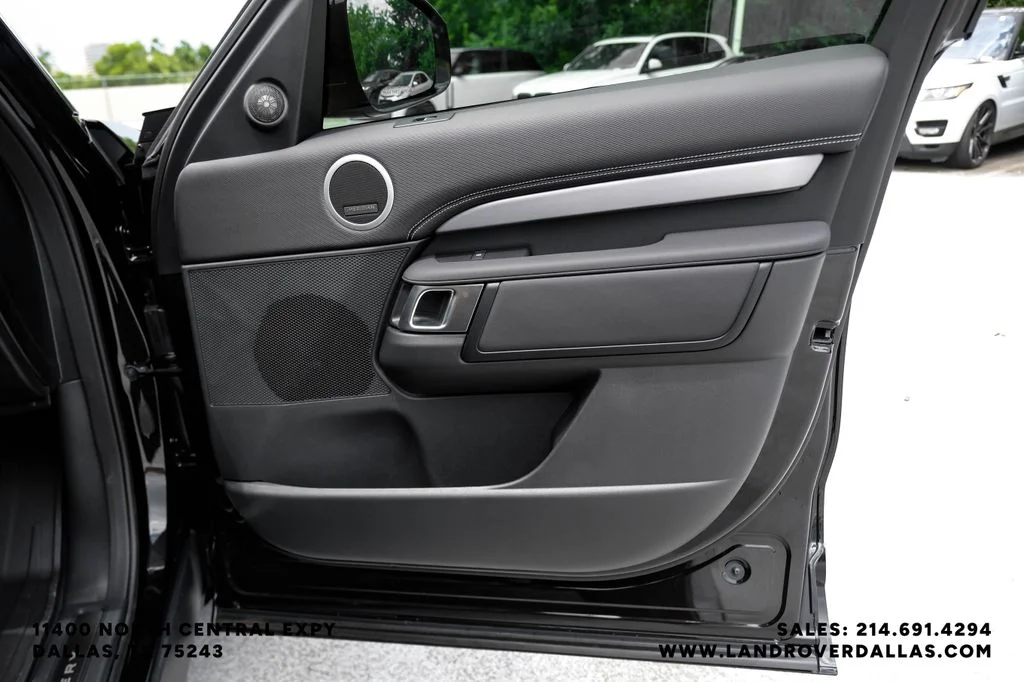 New 2026 Santorini Black Metallic Land Rover Dynamic SE image 37