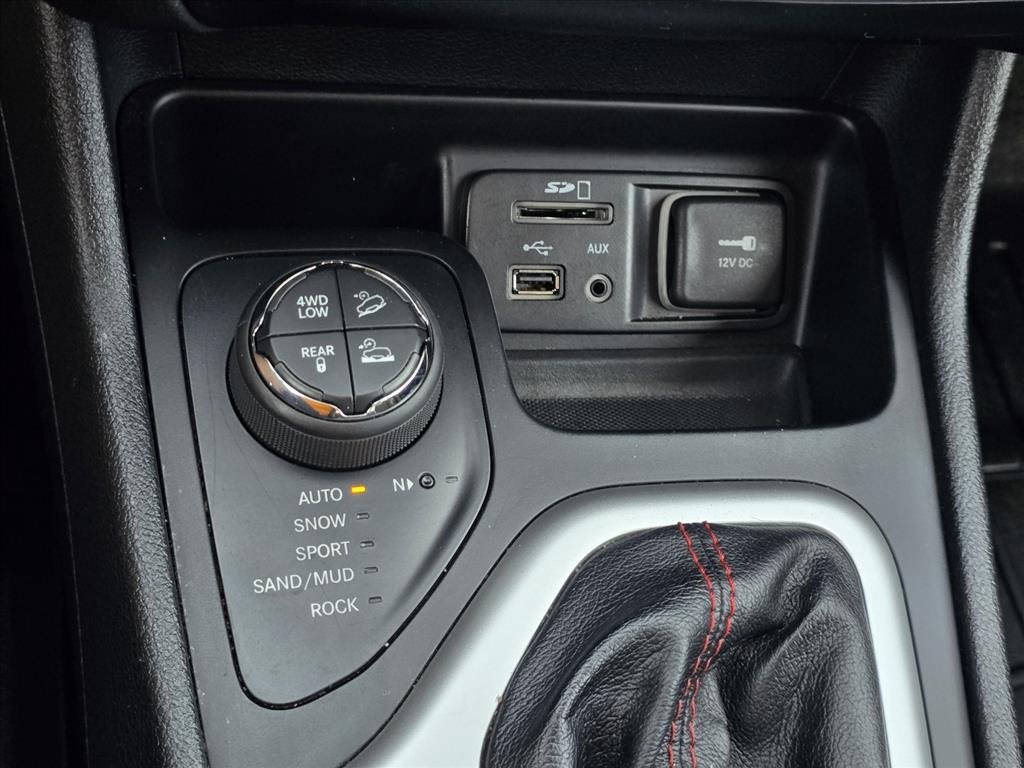 Used 2016 Gray Jeep Trailhawk image 21