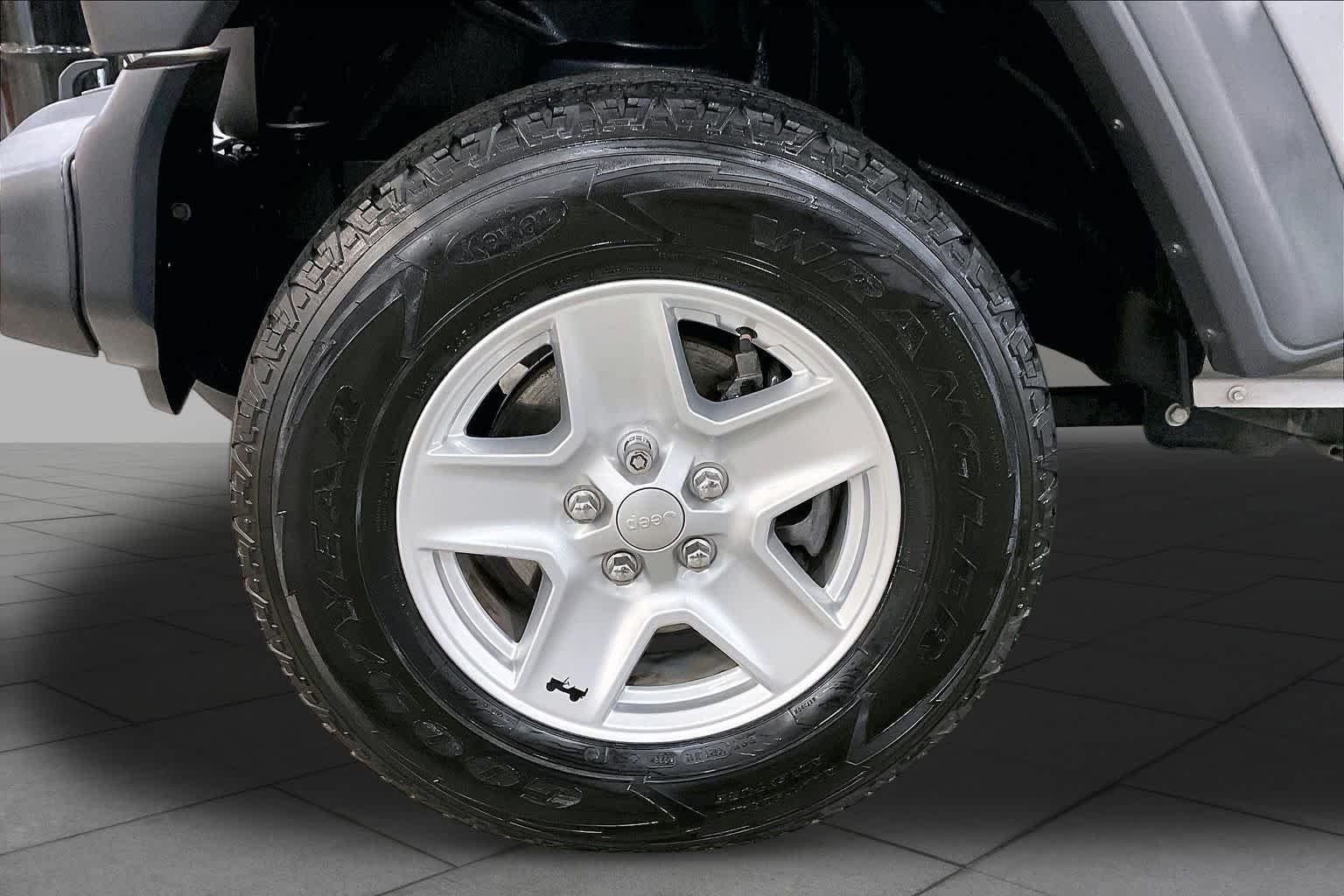 Used 2020 Billet Silver Metallic Clearcoat Jeep Sport S image 11