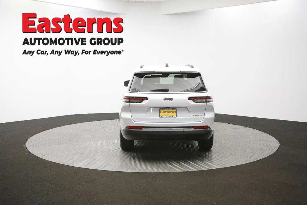 Used 2023 White Jeep Laredo image 37