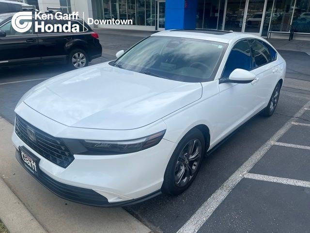 Used 2023 White Honda EX image 1