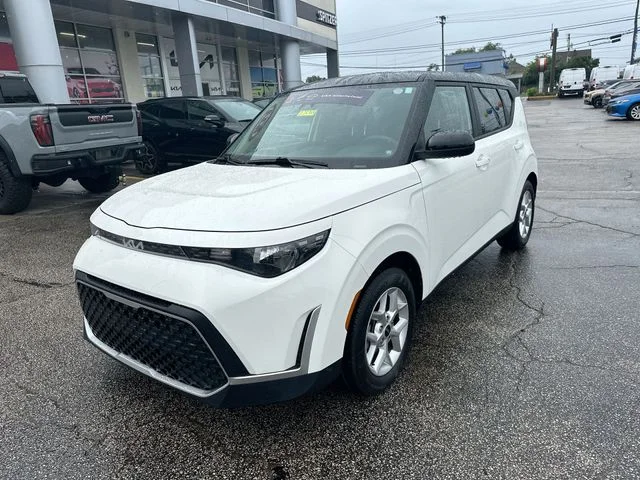Used 2025 White Kia S image 11