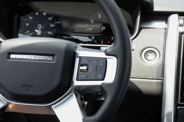 Used 2025 White Land Rover Dynamic SE image 27