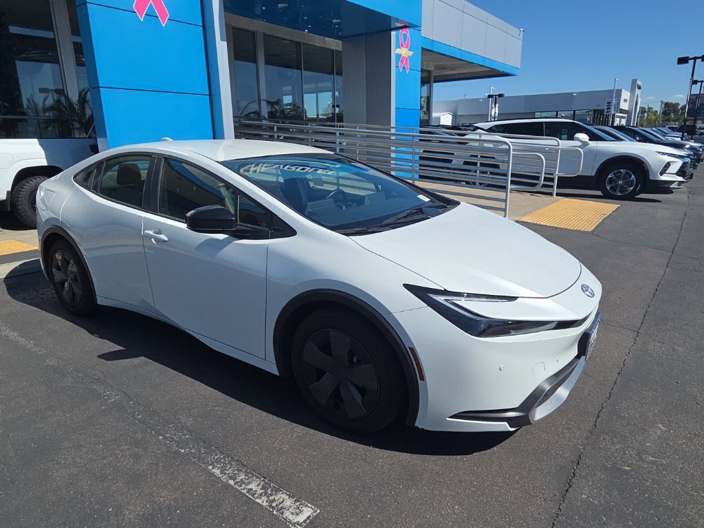 Used 2025 Pearl Toyota SE image 4