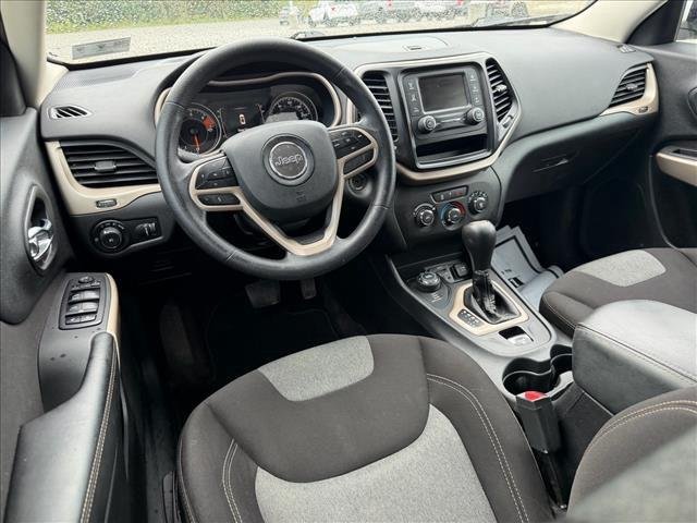 Used 2018 Bright White Clearcoat Jeep Latitude image 8