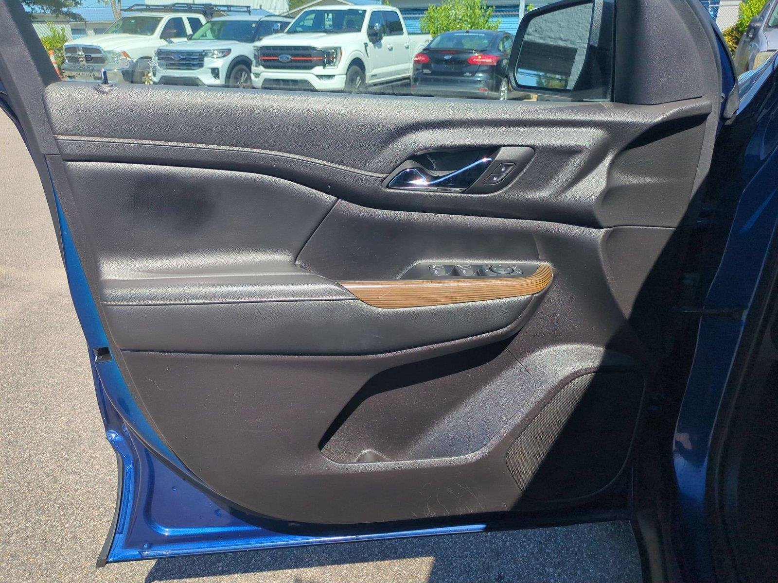 Used 2023 Ultra Blue Metallic GMC SLE image 14